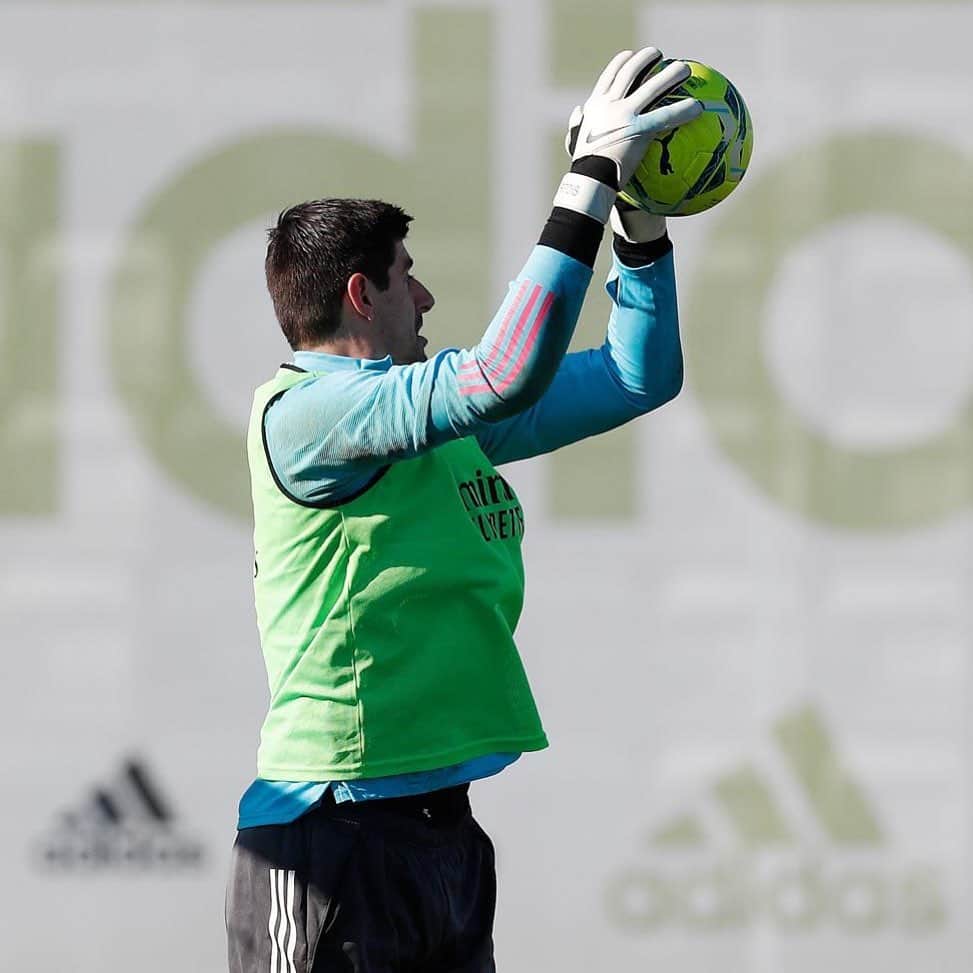 ティボ・クルトゥワのインスタグラム：「Buen entrenamiento. Preparando el próximo partido con muchas ganas! #HalaMadrid」