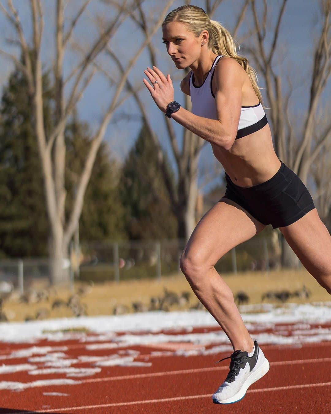 エマ・コバーンのインスタグラム：「Ready. Set. Goooooo. Anyone who has trained with me knows I lovvvveee looking at my watch for pace and splits. I am pumped to welcome @corosglobal as a partner to support my “staring at my watch” addiction 😛 but really, the watch gives me very good data during and after my runs and it’s lightweight and cute and if you want a new watch, go check them out 🤗 #exploreperfection」