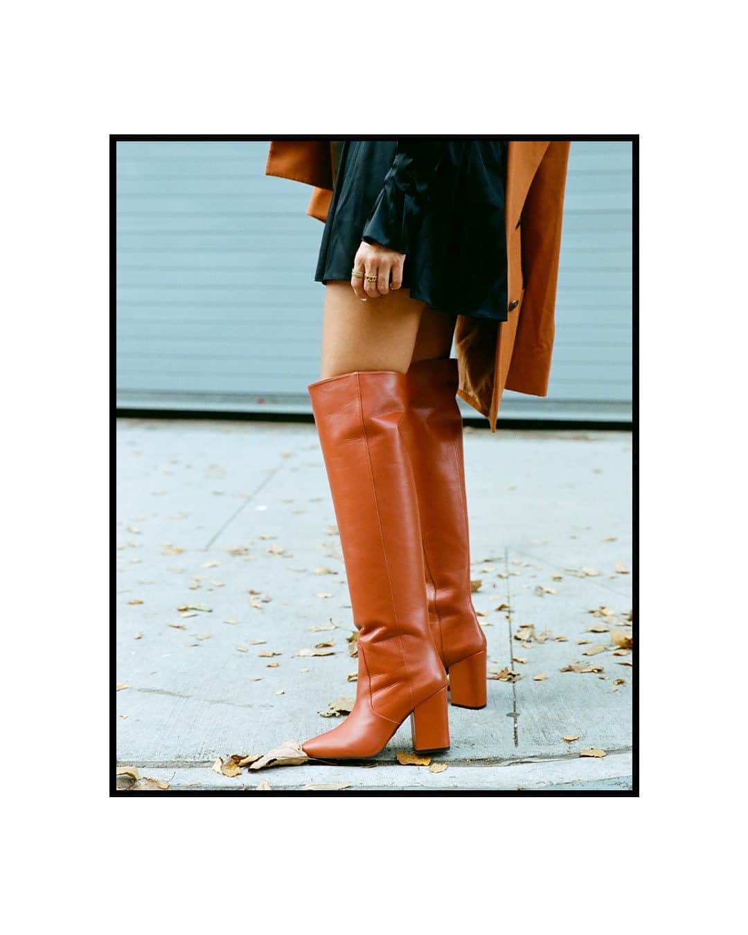 のインスタグラム：「Bold boots for bold steps. @taylorlashae wears the #WILLA boot in cardamom lacquered nappa leather. The pointed-toe, block-heel design is available now on stuartweitzman.com. #2021Edit #SWStyle #StuartWeitzman」