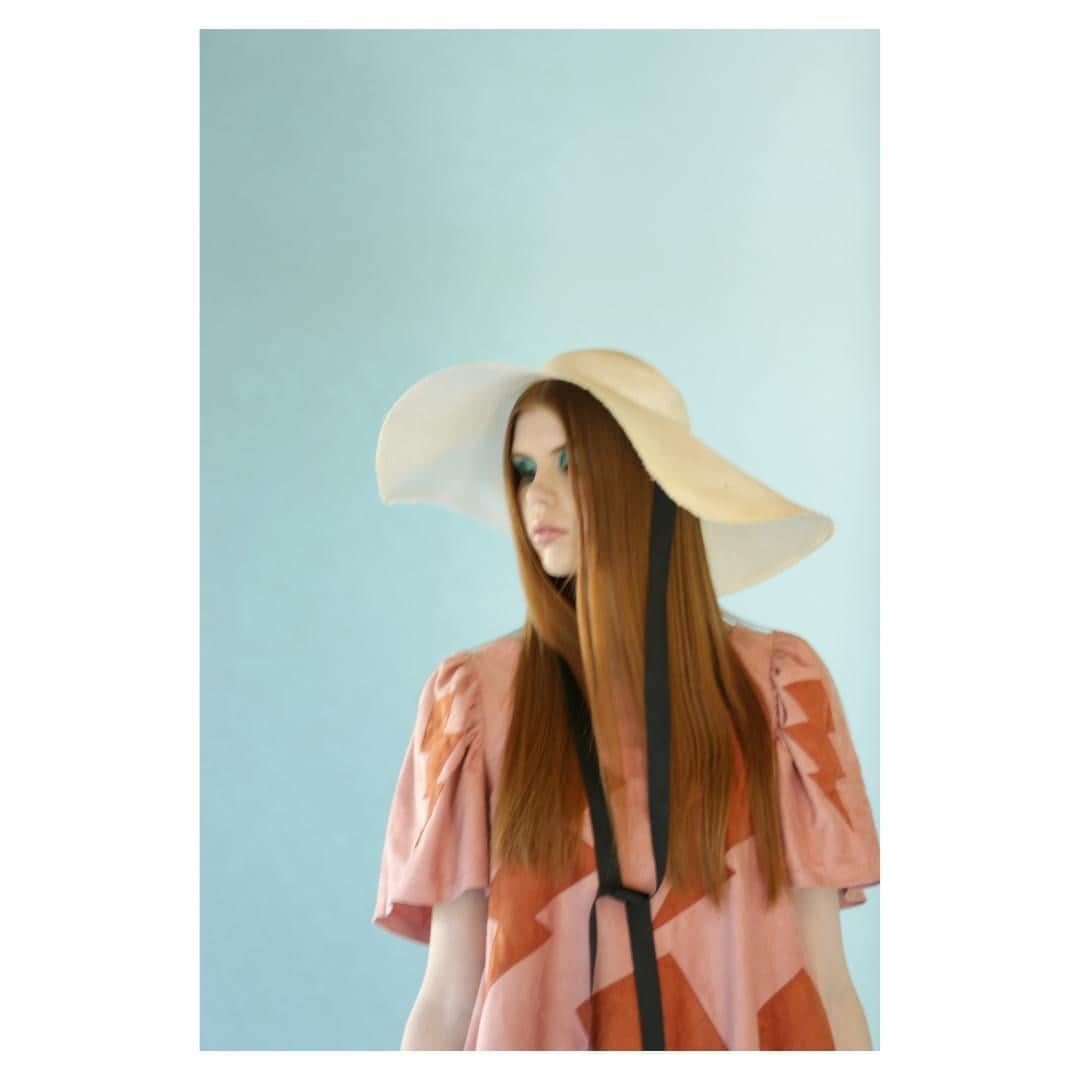 イヴァナ ヘルシンキのインスタグラム：「Pink Faux suede and puff sleeves makes this dress so girly!✨」