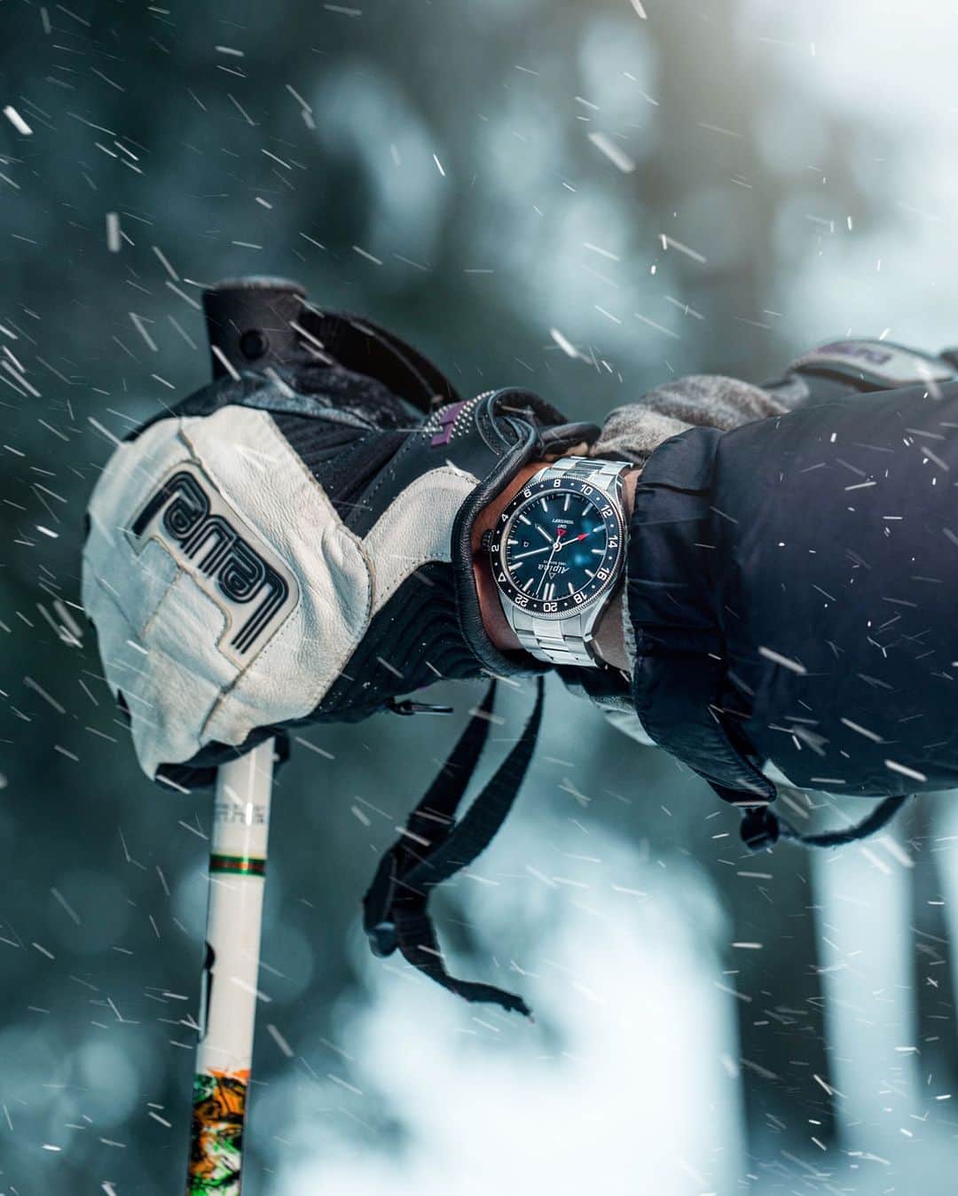 アルピナさんのインスタグラム写真 - (アルピナInstagram)「#AlpinerQuartzGmt your best ski companion. ⛷️   #AlpinaWatches #ReachYourSummit  Check out our bio to learn more about the Alpiner Quartz GMT Collection.」1月6日 1時00分 - alpinawatches