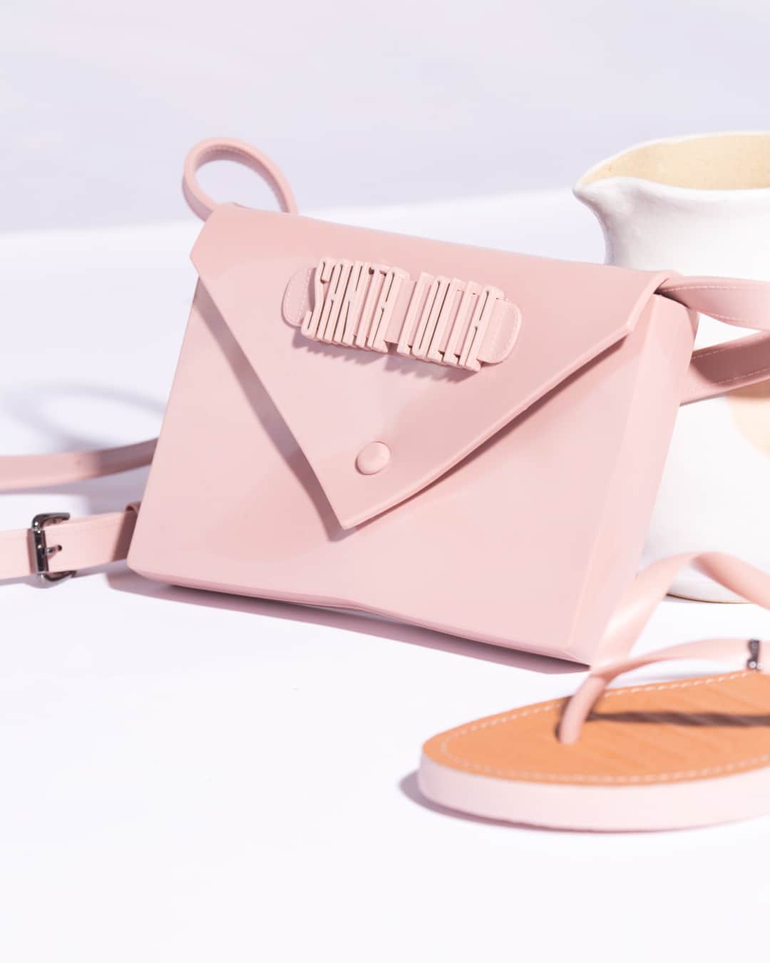 Santa Lollaのインスタグラム：「Bolsinha 2 em 1? Temos! O modelo tiracolo se transforma  em pochete apenas trocando a alça de lugar. Prática, moderna e indispensável para os dias de verão, não acham? [ 0470.2DD3.0016.01D8 • R$109,90 ] #santalollaverao21 #goodvibes #SLhandbags #fannypack #quartzo」