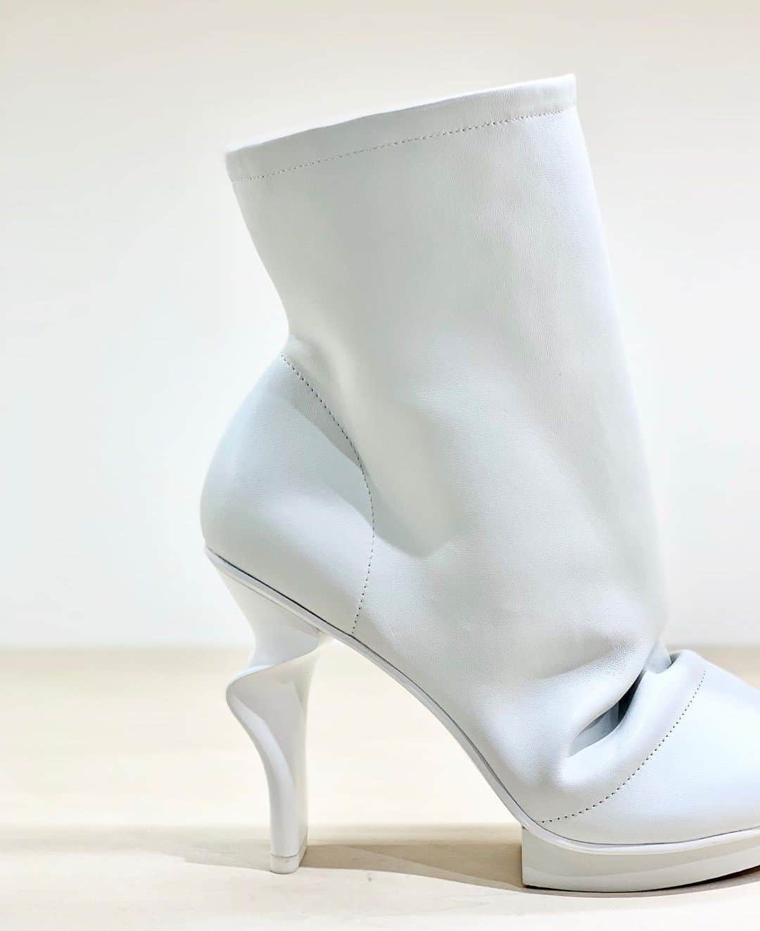 ユナイテッドヌードさんのインスタグラム写真 - (ユナイテッドヌードInstagram)「The SLOUCH BOOT /// OFF WHITE //// A flowing UN twirl heel on a sleek boot upper. //// #AW20⁠ .⁠ .⁠ .⁠ #unitednude #fashion #architecture #killerheels #hautecouture #autumnwinter #design #heels #footwear #footweardesign #fashionfootwear #2020 #style #thefuture #futuristic #shoegame #streetstyle #lookoftheday #instafashion #instastyle #solecollector #minimalmovement #streetlook」1月6日 1時02分 - unitednude