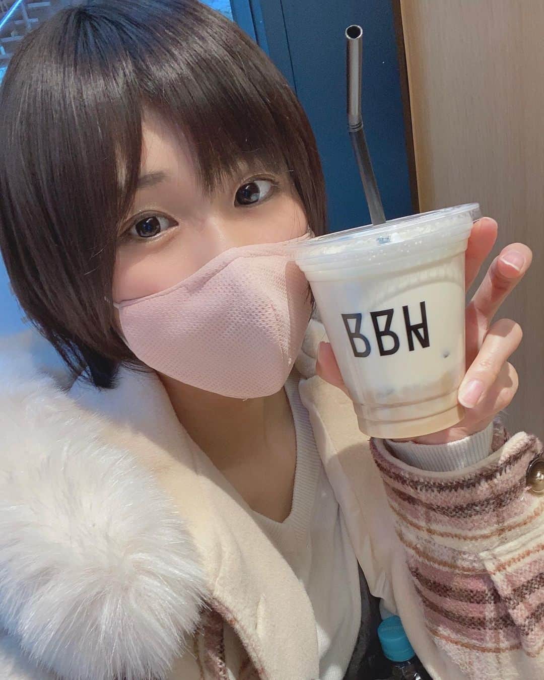 来栖うさこさんのインスタグラム写真 - (来栖うさこInstagram)「うさこは人生初のジムへ行きました🆕 .  BETTER BODIES HI AOYAMA  @better_bodies_hi . ✨外苑前駅からすぐ✨ ヒップアップ特化型と聞いて初チャレンジ…！😳🔥 . 最初にマシーンの使い方を教えて頂いて、グループで45分クラスを受けました…！ . うさこは初ジムだったので、難しくてわたわたしていましたが🤣💦 すでにジムへ通っている方なら、さらにパワーアップできる内容なのかな？と思いました(=´∀｀)🔥 . 終了したあとは、オリジナルプロテインラテ&スムージーをいただきました！ プロテイン飲むのはじめて…！！！ . アイスカフェラテのプロテインにしたよ(*^▽^*) . 心拍数センサーを使用していたり、オリジナルマシンが用意されていたり凄かったので、普段ジムに通っている方にも是非です(*´ー｀*) . . . .  #ベターボディーズハイ #青山ジム #外苑前ジム #表参道ジム #青山一丁目ジム #グループワークアウト #バトルロープ #外苑前カフェ #pr #トリドリベース」1月6日 1時01分 - kurusu_usako