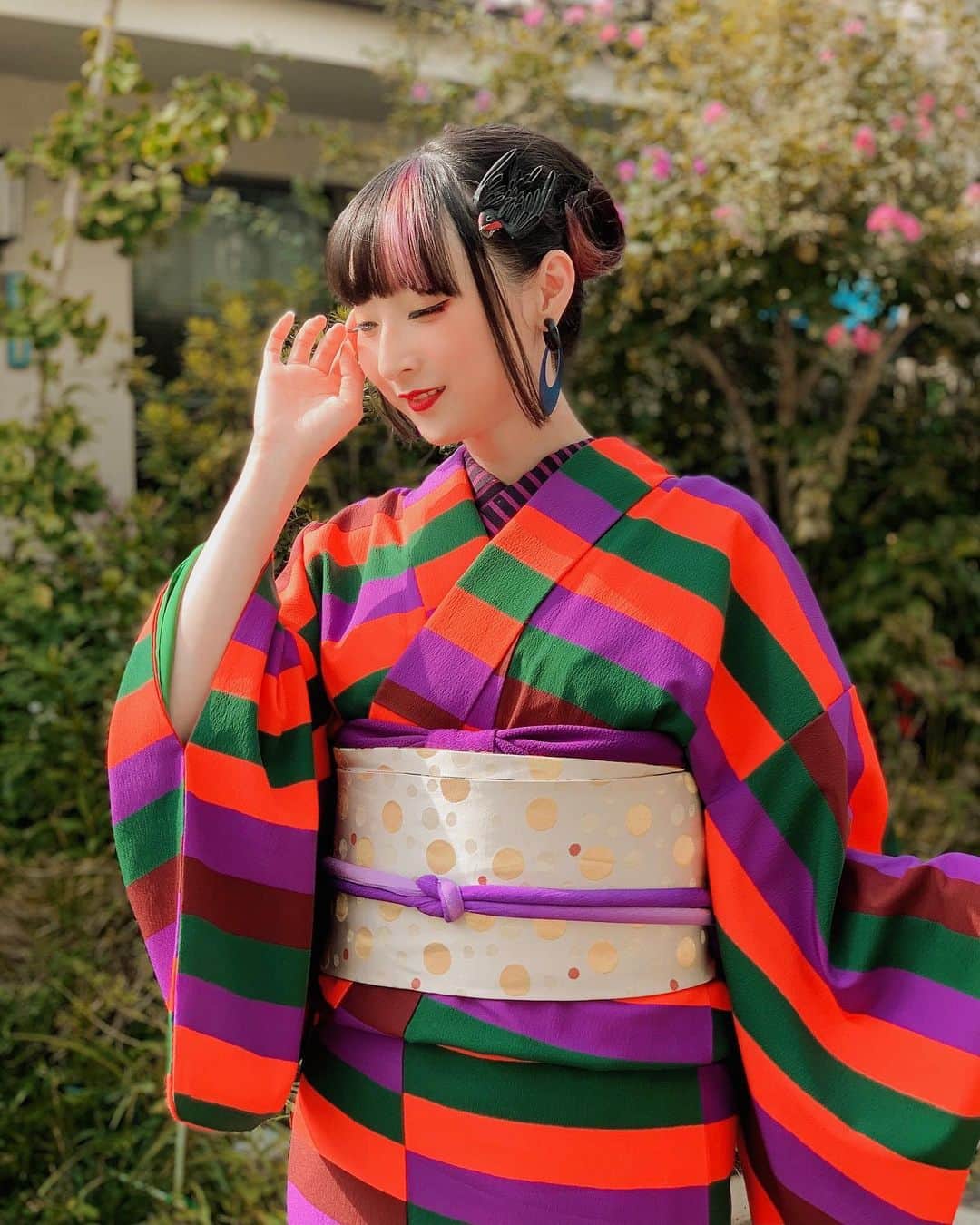 のインスタグラム：「Throwback a year ago to the lovely kimono styling by @salztokyo ! Anji has never failed to bring awesome kimono stylings each time we work together 😭💕 look at that obi 😱!  一年ほど前にアンジーに着付けしていただきました〜🎵本当に毎回の着物スタイリングがステキ過ぎる🥺その帯の結び方見てよー！ . . Styling: @salztokyo #anjisalz  Kimono: @tamamshi #tamamshi  Earrings borrowed from @chiehidakamua ‘s ears 🤣 thank you! HMUA: @atsushisasakimakeup  . . #rinrindoll #japan #tokyo #harajuku #japanesefashion #tokyofashion #harajukufashion #東京 #コーデ #今日のコーデ #kimono #kimonofashion ##着物 #着物ヘア #着物コーディネート #着物女子 #着物ヘアアレンジ #着物コーデ #初詣コーデ #kimonostyle」
