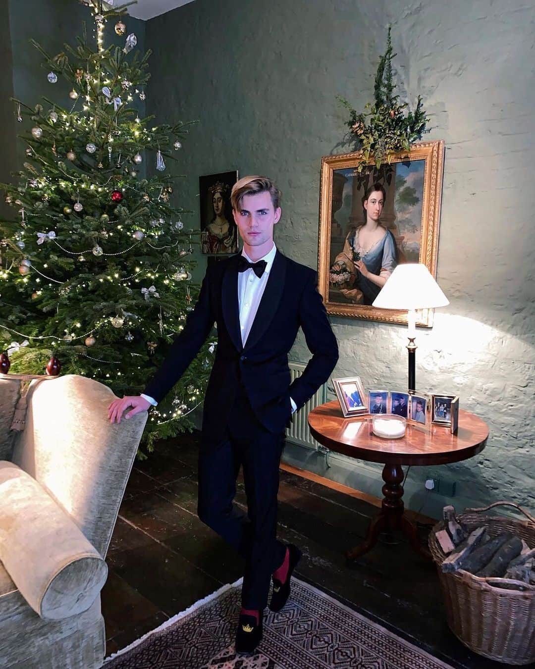 ギーブス&ホークスのインスタグラム：「@samuelharwood_ dressed for the occasion to ring in the new year! 🍾wearing a classic Gieves tuxedo  #gievesandhawkes #happynewyear」
