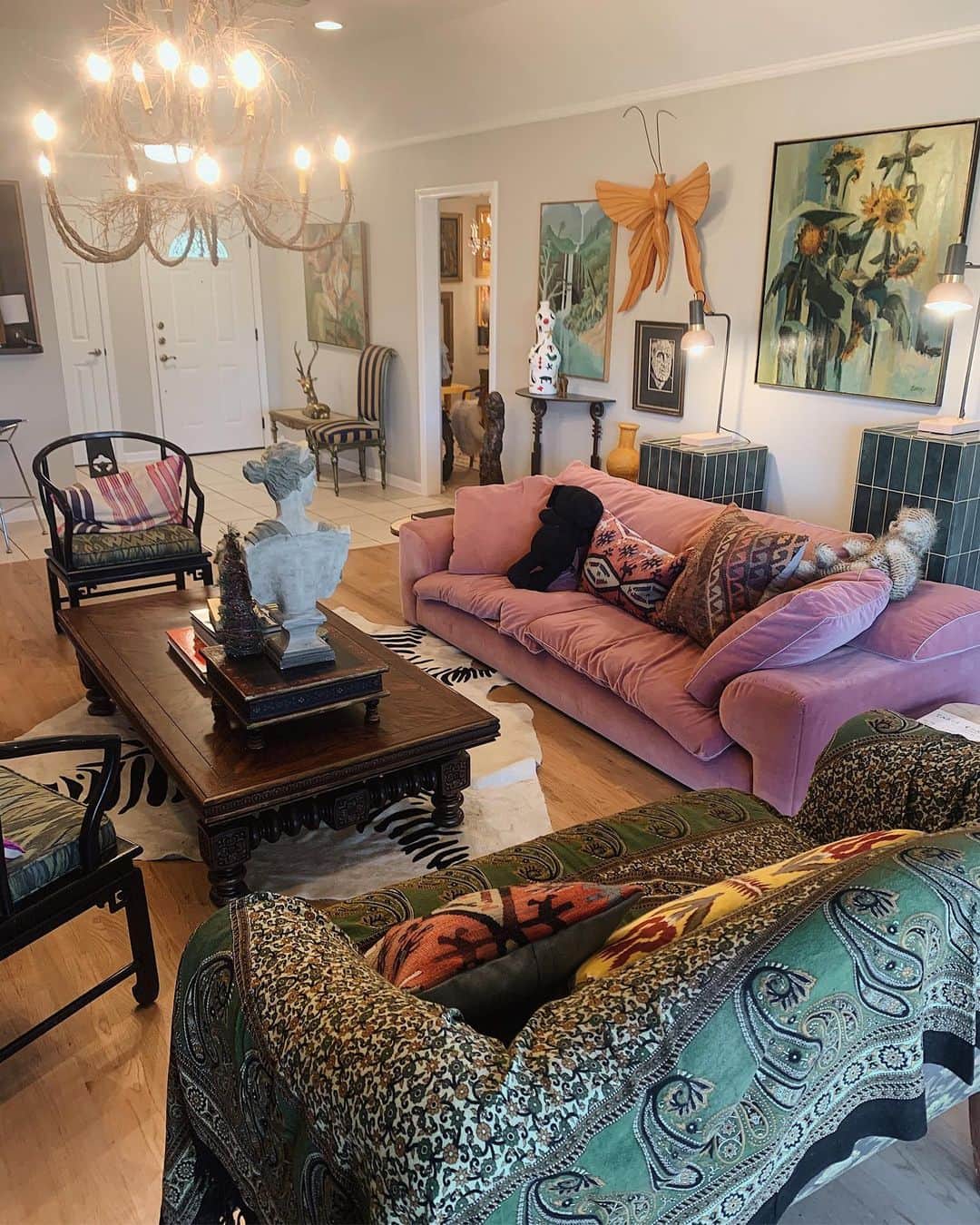 ジェーン・アルドリッジのインスタグラム：「Living room views. Missing our Christmas decorations now that they’re gone. 🥲」