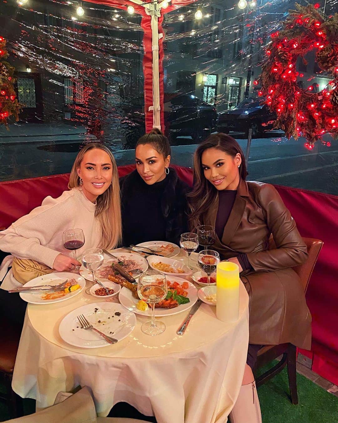 ダフネ・ジョイのインスタグラム：「Sex in The City minus Mr. Big 😂 Dinner dates w my beauties @dzaslavsky @jessikaossipov 🥰 🌃」