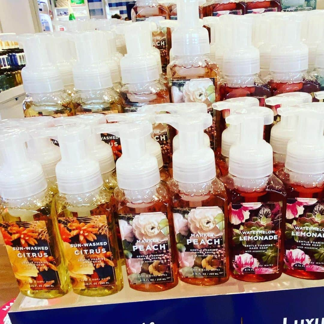 Bath & Body Worksさんのインスタグラム写真 - (Bath & Body WorksInstagram)「Show of Healthy Hands 👐 if you’re ready to haul ALL the Hand Soaps for the New Year! Limited quantities available. Selection may vary by store.」1月6日 1時10分 - bathandbodyworks