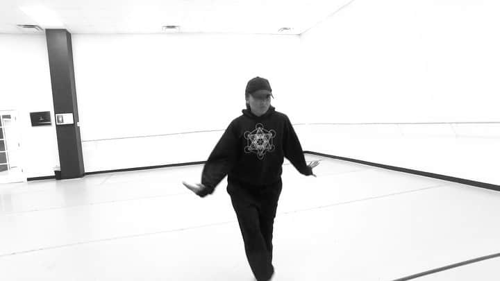 カテリーナ・グレアムのインスタグラム：「Playing around in the studio... finally learned this!!  Choreo by @kennywormald   Thanks @alissahmusic for filming 🙏🏽  #Dance」
