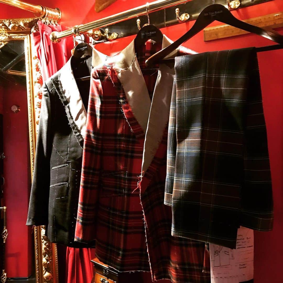 のインスタグラム：「First fittings of 2021 rolling......feels good despite these frustrating restrictions. If one lets things get in the way you ain’t got a hope in hell of successfully running anything , a business included !!!! FUCK BORIS JOHNSON AND HIS INFANTILE LITTLE PATHETIC GANG OF SO CALLED GOVERNMENT MINISTERS AS WELL AS HIS MAFIA HEALTH ADVISORS. They are literally hilarious .....」
