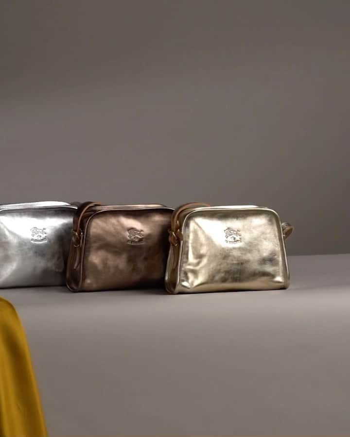 イルビゾンテのインスタグラム：「Il Bisonte's iconic cowhide leather glows with gold, silver, bronze! What is your favorite metallic crossbody bag? #ilbisonte #madeinitaly #sustainability #leatherbags」