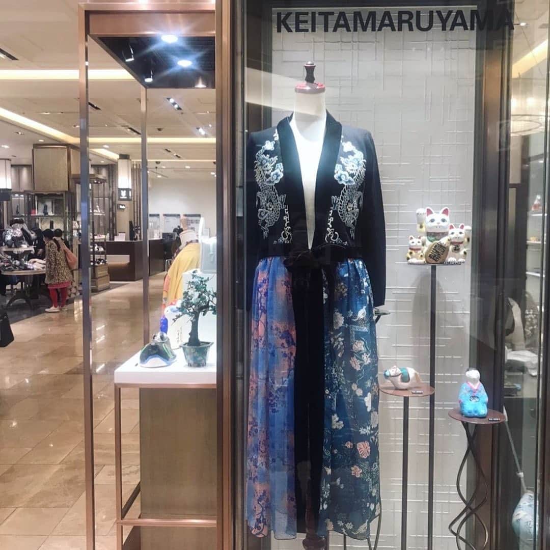 丸山敬太さんのインスタグラム写真 - (丸山敬太Instagram)「#repost @keitamaruyama_official ・・・ ー丸山敬太の縁起物市ー﻿ ﻿ ハンドクラフトな手刺繍のニットは26年前から大切に創り続けているKEITA MARUYAMAのアイコン的なアイテム。素材から刺繍のテクニックまで、その時代のコレクションのムードをたっぷりと乗せたタイムレスに愛される存在…﻿ そんなニットたちを、貴重なサンプルからピックアップし、アーカイブの生地と縫い合わせてニットガウンにリメイクしました。﻿ 手を加え、新たに人の手に渡ってまた大切に受け継がれていくREMARRIAGE企画です。一点一点、ニットと生地の組み合わせに同じものはなく、この世に一つだけのスペシャルピース、今回新たに10点銀座三越にて先行販売開始です。縁を結びにぜひお立ち寄りください。﻿ ﻿ 丸山敬太の縁起物市﻿ 1/2〜1/12﻿ 銀座三越1階:プロモーションスペース﻿ ﻿ ﻿ ﻿ #keitamaruyama」1月6日 1時25分 - keitamaruyama