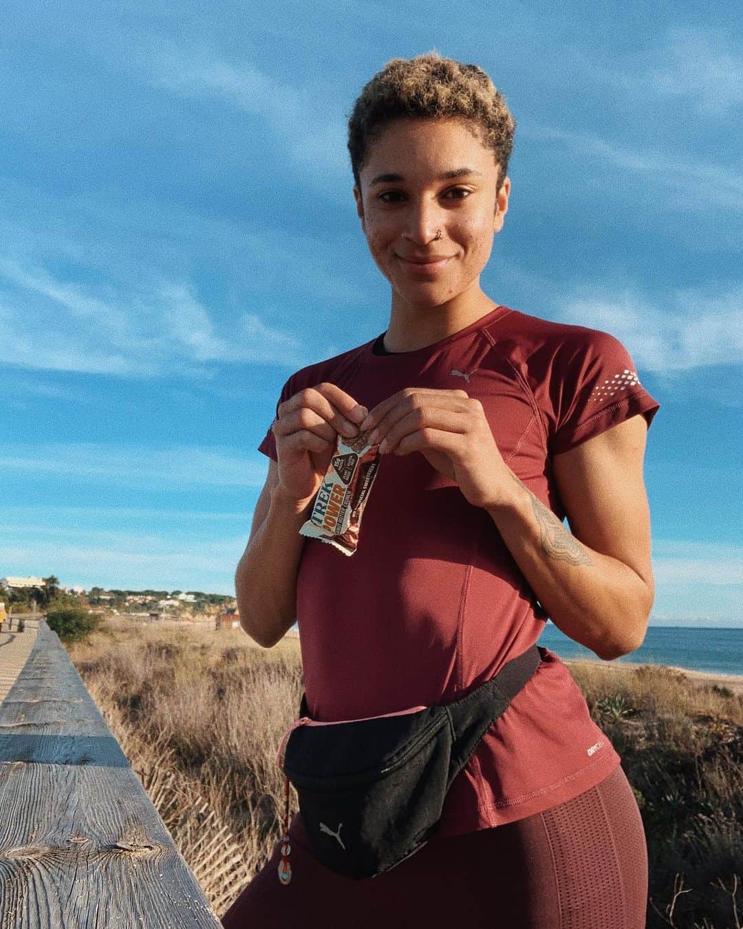 ジョディ・ウィリアムズのインスタグラム：「Feeling powered up for a new year 🌱🔋 #AD   Whether it’s with my morning coffee or post workout I’m grateful for @EatTrek keeping me going!  Ingredients are free of refined sugars and artificial sweeteners & 100% plant based, a great reminder that there’s power in nature 🧘🏽‍♀️💪🏽  TREK POWER are available in Free From sections at Tesco + Sainsburys  #TrekKeepsYouGoing #FeelGoodEnergy #PowerOfNature」
