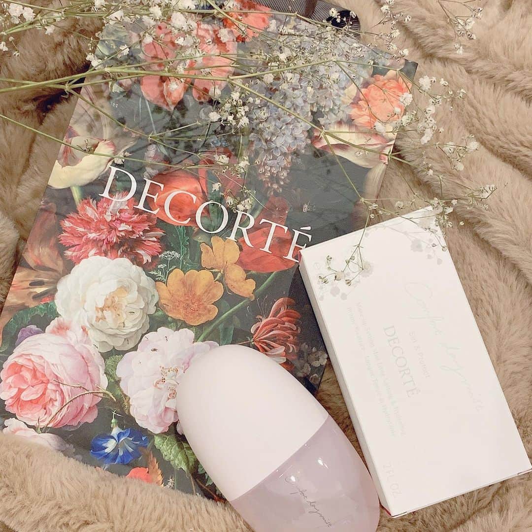 空野青空のインスタグラム：「ぴさまからいただいたお誕生日プレゼント、やっと使い始めたよ〜🌸（パッケージかわいすぎてしばらく飾ってた）  お化粧の上から使うミスト、ずっと欲しかったので、たぶんぴさまはエスパーです🙌🙌🙌  ᴛʜᴀɴᴋ ʏᴏᴜ \♡/  #コスメデコルテ #コンフォートデイミスト #フェイスミスト #cosmedecorte #女子力向上委員会 #パッケージ可愛い #パッケージデザイン #コスメ #プレゼント #お誕生日プレゼント #大感謝 #ていねいな暮らし #映え写真 #映えコスメ #Loveってこと」