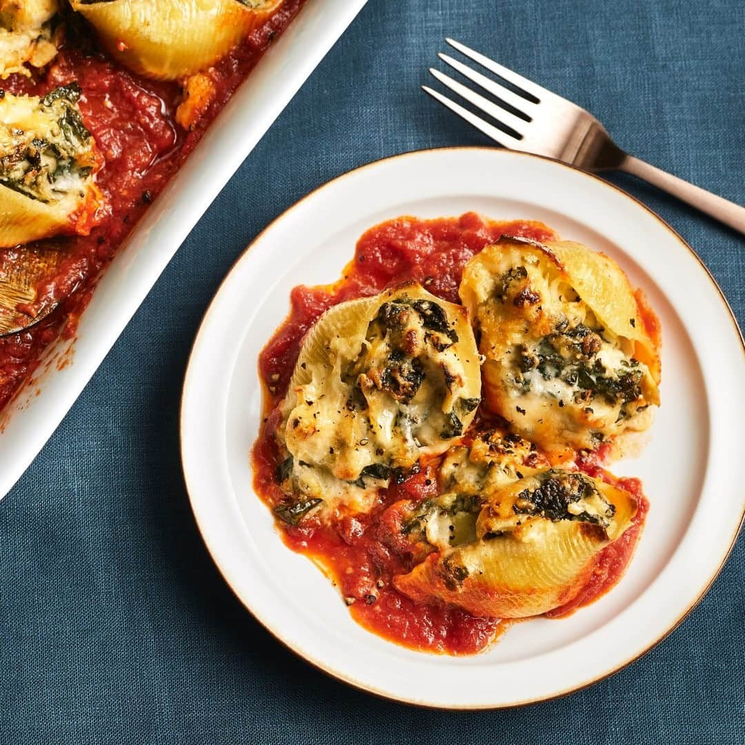 Food & Wineさんのインスタグラム写真 - (Food & WineInstagram)「This recipe from @anntaylorpittman combines the best of two old-school comfort food classics—stuffed shells and spinach-artichoke dip—with an updated twist. Cannellini beans and kale add extra body, while Calabrian chiles and fennel seeds add complexity of flavor. Tap the link in our bio for the recipe! #FWCooks 📸: @gregdupree」1月6日 1時31分 - foodandwine