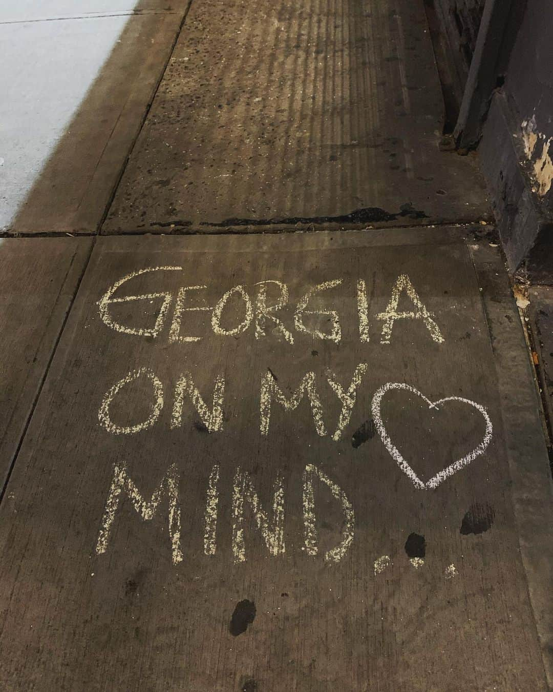 ベラミー・ヤングさんのインスタグラム写真 - (ベラミー・ヤングInstagram)「From my neighborhood to yours ❤️ Happy #ElectionDay , #Georgia! Holding you in my heart. Here are some resources, which I'm sure you have, but never hurts to have them extra handy. 🤓 Much love to everybody today! #EveryVoteCounts #GAVotes #Vote go2vote.org/GA 🍑🗳❤️」1月6日 1時31分 - bellamyyoung