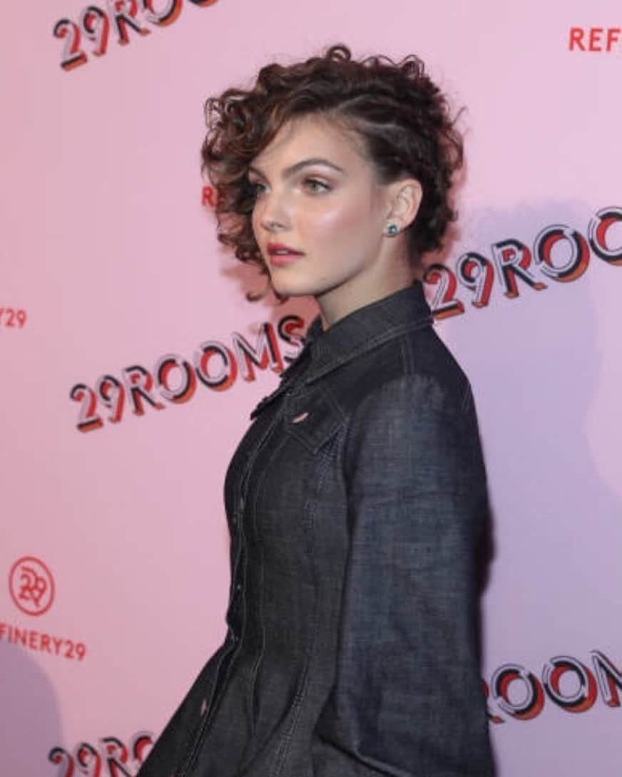 キャムレン・ビコンドヴァのインスタグラム：「Cutie 💕 @camrenwhy #camrenbicondova #gotham #selinakyle #brulina #catwoman #kittycat #cat」