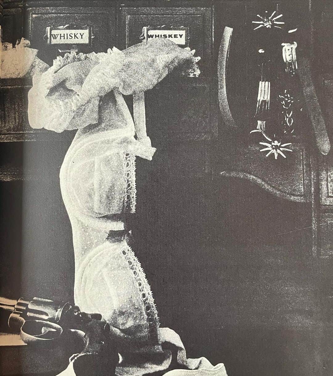 オランピアルタンのインスタグラム：「Soutif 👙🔫🤠 #samhaskins」
