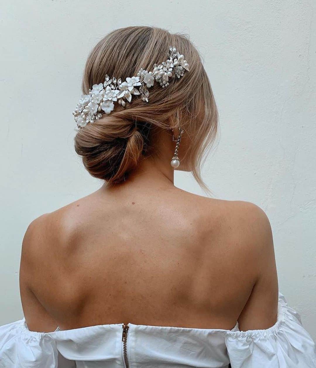 I N S T A B R A I Dさんのインスタグラム写真 - (I N S T A B R A I DInstagram)「Elegant, impeccable, & timeless: the low bun 🤍」1月6日 1時44分 - instabraid