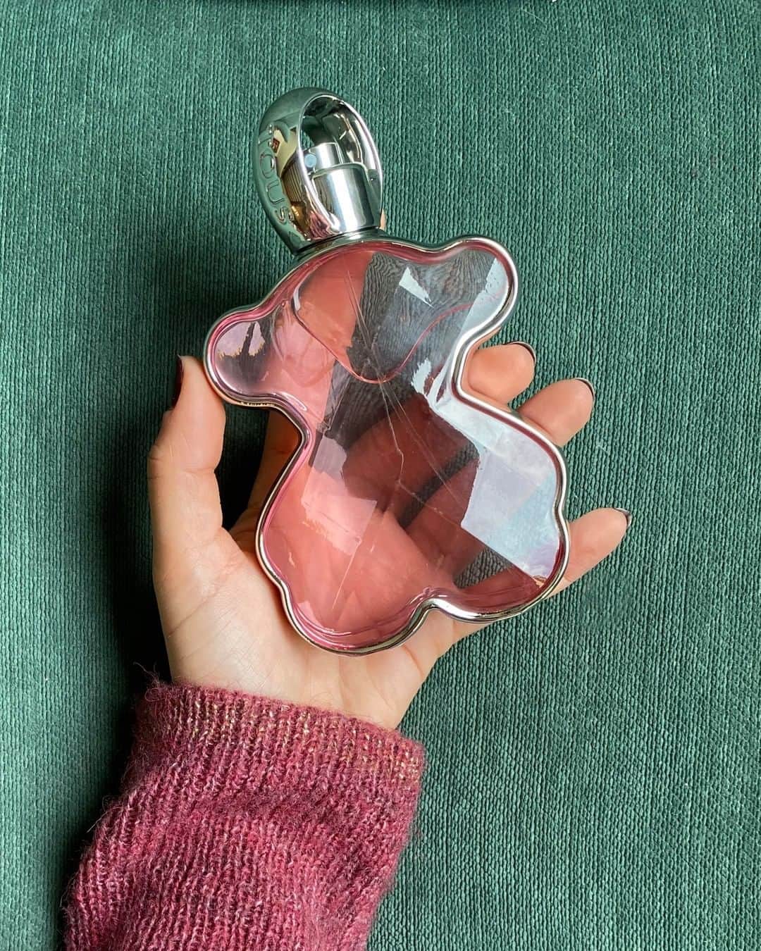トウスのインスタグラム：「Is it a fragrance or a jewel? It's both! TOUS LoveMe, the new eau de parfum. #TOUSLoveMe #TOUSLovers #TOUSJewelry. Pics by @rocarre」