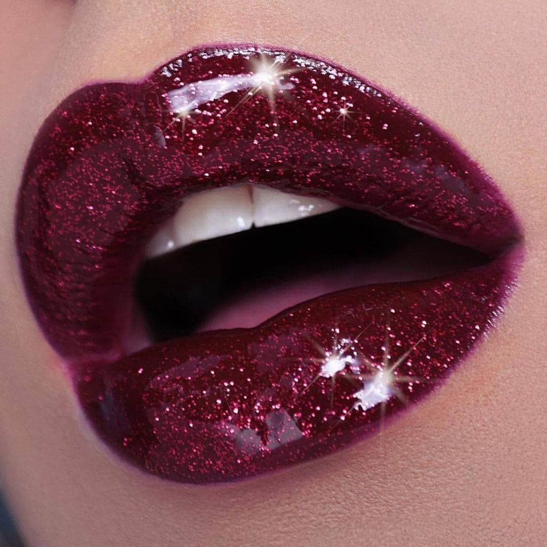 M•A•C Cosmetics Franceさんのインスタグラム写真 - (M•A•C Cosmetics FranceInstagram)「M•A•C -  LIPS Les fêtes sont finies mais pas notre envie de paillettes ! Réalisez ce makeup avec les produits :  ✨Rouge à lèvres "Sin" ✨Pailettes "Red" ✨ Clear Lipglass Prenez rendez-vous sur notre site pour un service gratuit de 20 min avec un makeup artist pour un focus bouche, yeux ou teint !   Crédit : @fabiogrisieti_makeup #MACCosmetics #MACCosmeticsFrance #makeup #Lips #MACMEUP #MACMAKEUPMAGICIAN」1月6日 2時00分 - maccosmeticsfrance