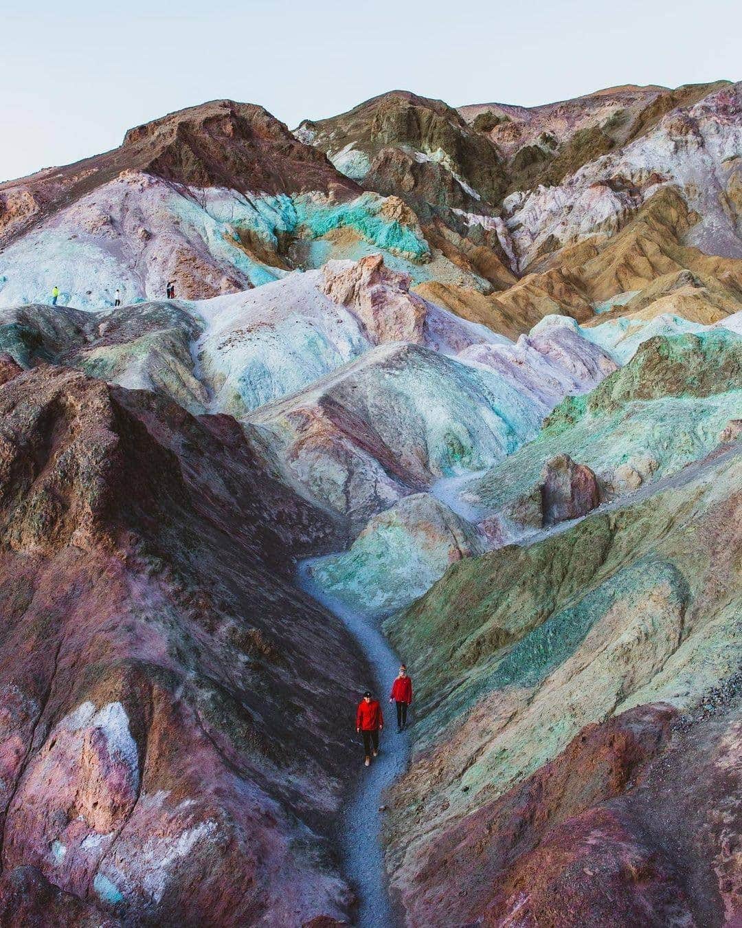 Visit The USAさんのインスタグラム写真 - (Visit The USAInstagram)「In a painted dream 🎨💜💙 at Death Valley National Park! The park, which borders California and Nevada, is known as the "land of extremes." From peaks with snow and fields of wildflowers to dry, desert land, Death Valley has a lot of diverse landscapes to explore. #VisitTheUSA 📸 : @theloverspassport」1月6日 2時00分 - visittheusa