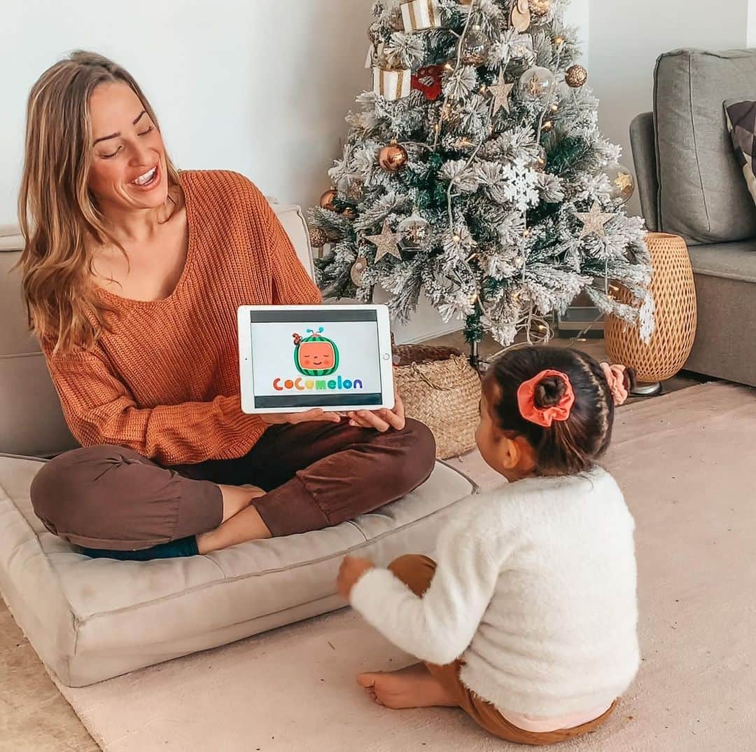 ジェマ・マリンのインスタグラム：「#Ad Este verano conoci la app Amazon Kids+ y desde entonces no tengo otra cosa en la tablet de Alex 📱 Creo en un consumo responsable de las tecnologías  y esta app me da la tranquilidad de hacerlo de una manera controlada gracias a todas las opciones que tiene para editar el perfil del niño que lo esta usando ☝🏼 Puedo elegir la edad, tiempo, horario, etc y así como añadir o eliminar contenido. Y una de las cosas mas importantes, es la cantidad de contenido en ingles que ofrece con el que Alex practica su segunda lengua 🤩  En mis stories teneis el enlace para poder descargar Amazon Kids+  gratuitamente y usarla durante 1 mes! Yo desde luego os la recomiendo totalmente, en la tablet de Alex es lo único que hay 😊  #amazonkidsplus #spanishamazonkids @amazonkidsandfamily」