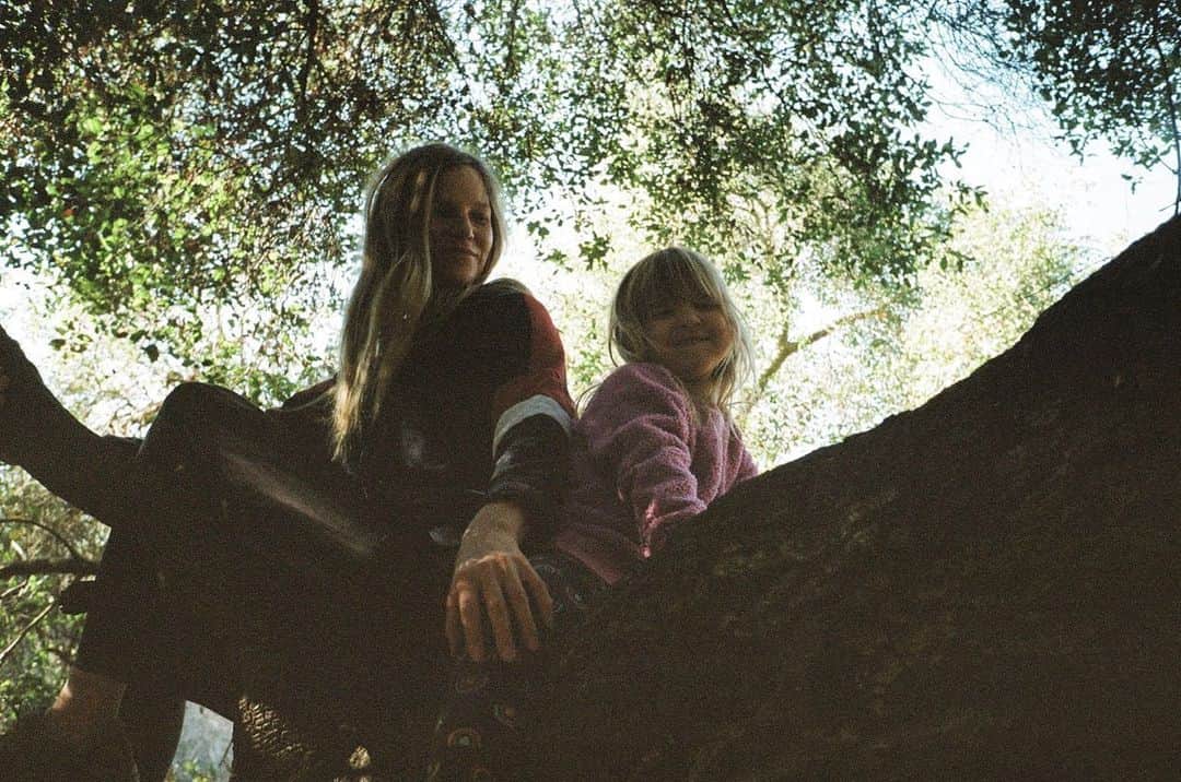 スヴィ・コポーネンのインスタグラム：「Mommy and Juney sitting on a tree S.M.I.L.I.N.G, first comes Love, then comes fun, then comes days playing in the sun. ☀️」