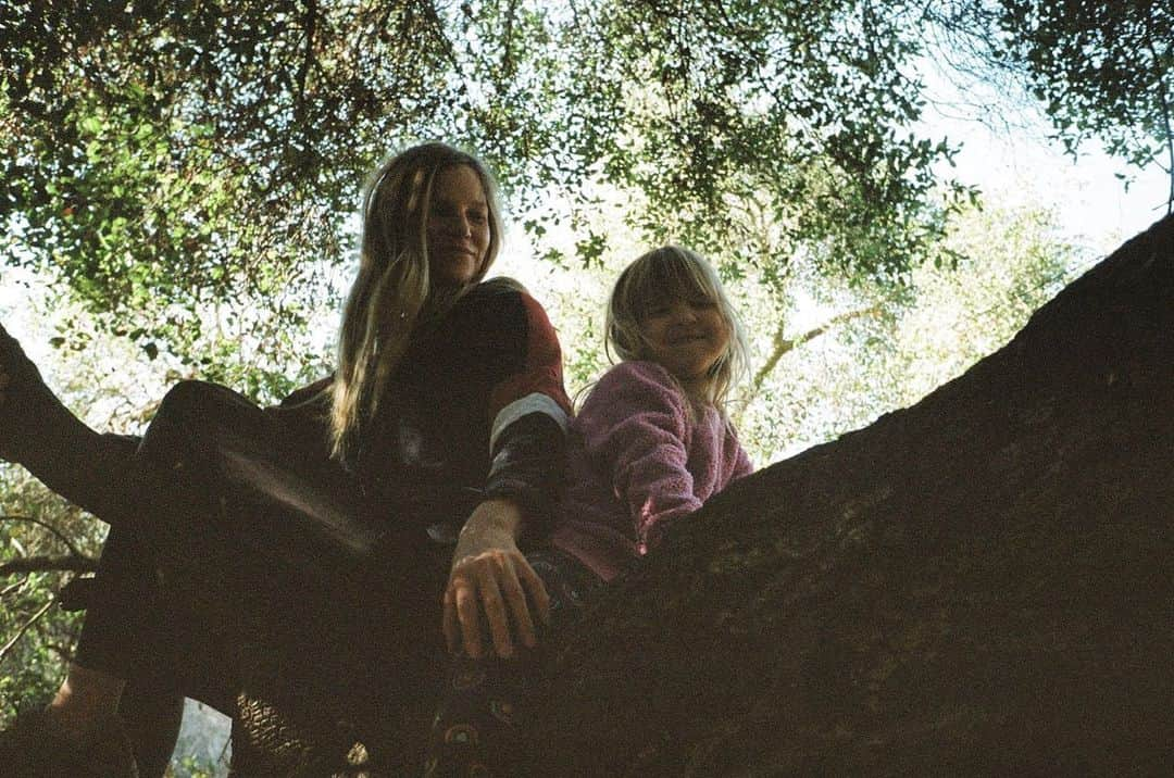 スヴィ・コポーネンさんのインスタグラム写真 - (スヴィ・コポーネンInstagram)「Mommy and Juney sitting on a tree S.M.I.L.I.N.G, first comes Love, then comes fun, then comes days playing in the sun. ☀️」1月6日 1時52分 - suviriggs