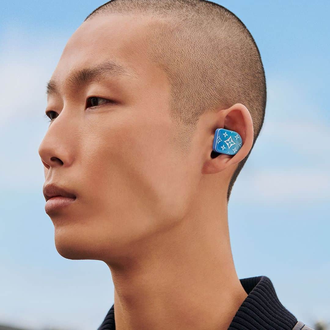 LVMHさんのインスタグラム写真 - (LVMHInstagram)「Creativity, art and design are a key source of inspiration for our Maisons to continue to innovate.  A gradient of blue with style and sound. The latest design to join the #LouisVuitton Horizon Earphones collection layers shades of blue with Monogram details. @louisvuitton provides us with contemporary design in fashion-friendly form. They are a luxurious travel companion for all of life's adventures.」1月6日 2時00分 - lvmh