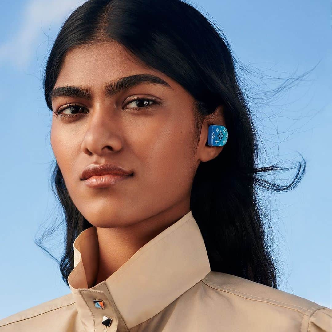 LVMHさんのインスタグラム写真 - (LVMHInstagram)「Creativity, art and design are a key source of inspiration for our Maisons to continue to innovate.  A gradient of blue with style and sound. The latest design to join the #LouisVuitton Horizon Earphones collection layers shades of blue with Monogram details. @louisvuitton provides us with contemporary design in fashion-friendly form. They are a luxurious travel companion for all of life's adventures.」1月6日 2時00分 - lvmh