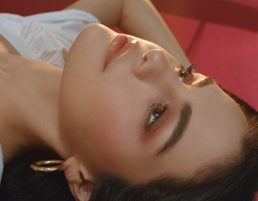 Vogue Beautyさんのインスタグラム写真 - (Vogue BeautyInstagram)「EXCLUSIVE: Over the past few days, @selenagomez and @rarebeauty have been teasing a new drop of the brand's lush, yet natural-looking makeup offerings. So, what's in store? We got you a sneak peek at the new spring collection, launching with a striking campaign starring Gomez and lensed by her friend and collaborator @petrafcollins—debuting exclusively on Vogue.com. Tap the link in our bio to see it now.」1月6日 2時00分 - voguebeauty