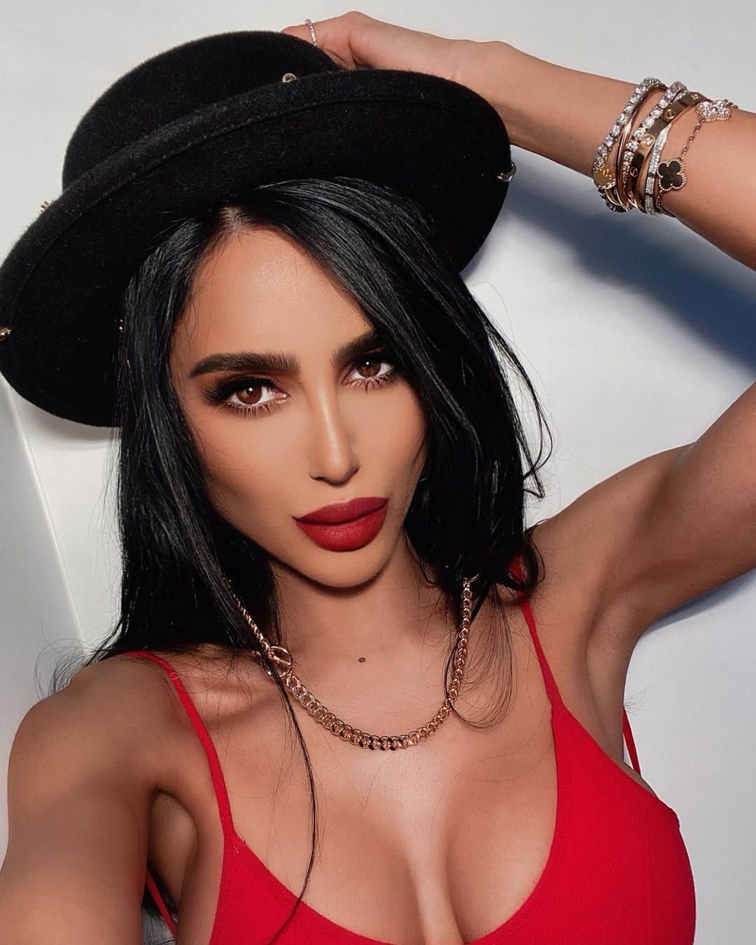 リリー・ガリーチのインスタグラム：「Texas Born and Raised. Texas Proud. Hat by @ruslanbaginskiy_hats💄Full makeup breakdown: - Foundation is Armani Luminous Silk in color 7 - Brows are ABH Brow Whiz in Soft Brown - Bronzer and Blush is @kkwbeauty blush duo in Bronze and Pink - Lashes and Mascara are @lillylashes in “Triple X Mascara and 3D Style Milan Lashes - Lip is @kyliecosmetics Lip Kit in “Bite Me” #GhalichiGlam」