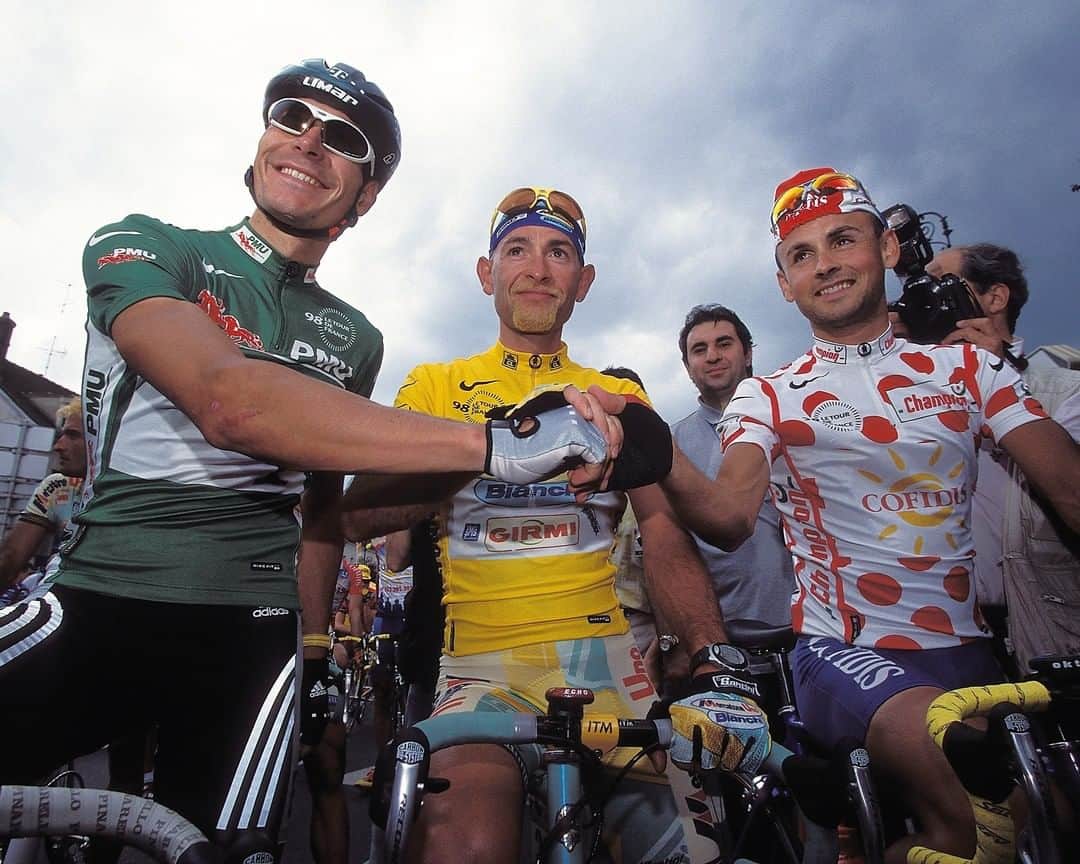 カンパニョーロさんのインスタグラム写真 - (カンパニョーロInstagram)「At the end of the 1990s, Campagnolo's prestige was further enhanced by major Tour accomplishments: above all, the success of Marco Pantani, the first Italian cyclist after Coppi to win the Giro and Tour in the same year, 1998. Known as “the Pirate”, Pantani raced on a Record groupset and Shamal wheels. And those very wheels became the new and winning “piece de resistance” of the Campagnolo brand.   #Campagnolo #RideYourStory #CampagnoloHistory  Crdedit: Texts from the book CAMPAGNOLO LA STORIA CHE HA CAMBIATO LA BICICLETTA by P. Facchinetti e G. Rubino - © 2008 BOLIS EDIZIONI」1月6日 1時58分 - campagnolosrl