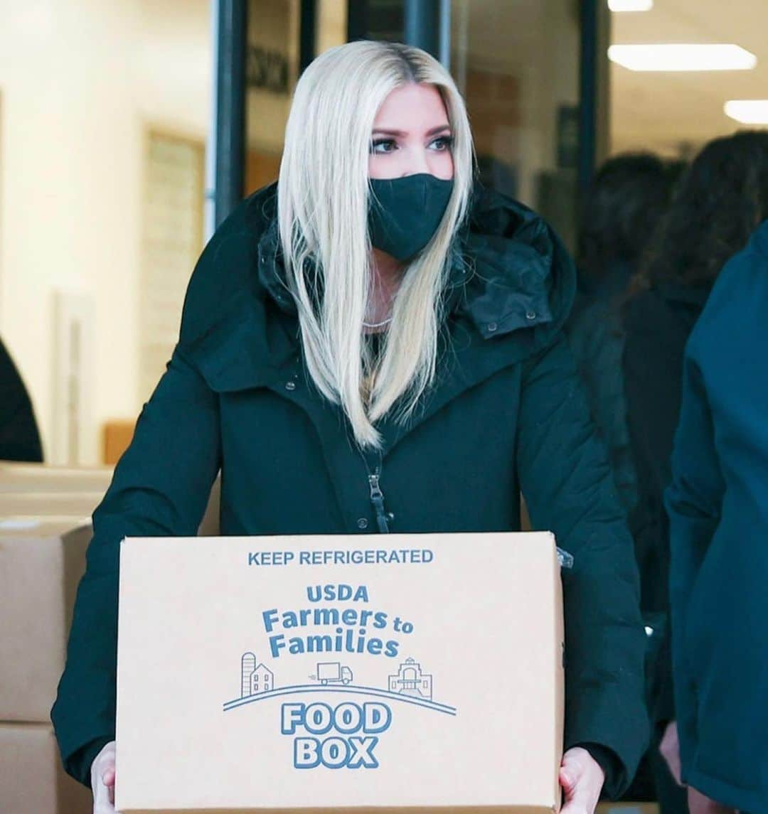 イヴァンカ・トランプさんのインスタグラム写真 - (イヴァンカ・トランプInstagram)「The Trump Administration’s Farmers to Families Food Box Program has fed over 3.3 billion meals to families in need, saved jobs and supported our nation’s small farmers.  I’m proud to announce that with an additional $1.5 billion we can continue to feed hungry families through this program during the pandemic.」1月6日 2時08分 - ivankatrump