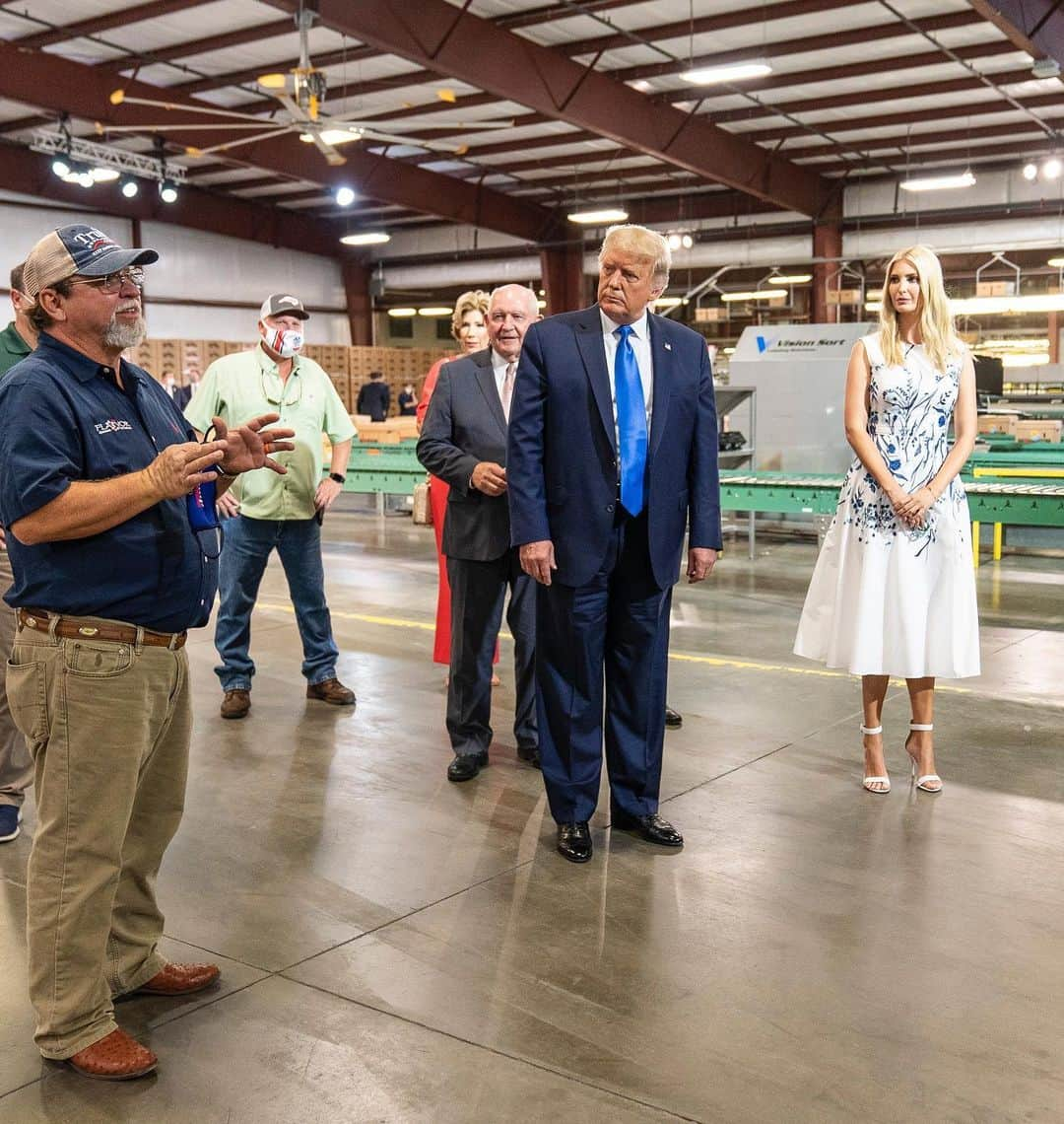 イヴァンカ・トランプさんのインスタグラム写真 - (イヴァンカ・トランプInstagram)「The Trump Administration’s Farmers to Families Food Box Program has fed over 3.3 billion meals to families in need, saved jobs and supported our nation’s small farmers.  I’m proud to announce that with an additional $1.5 billion we can continue to feed hungry families through this program during the pandemic.」1月6日 2時08分 - ivankatrump