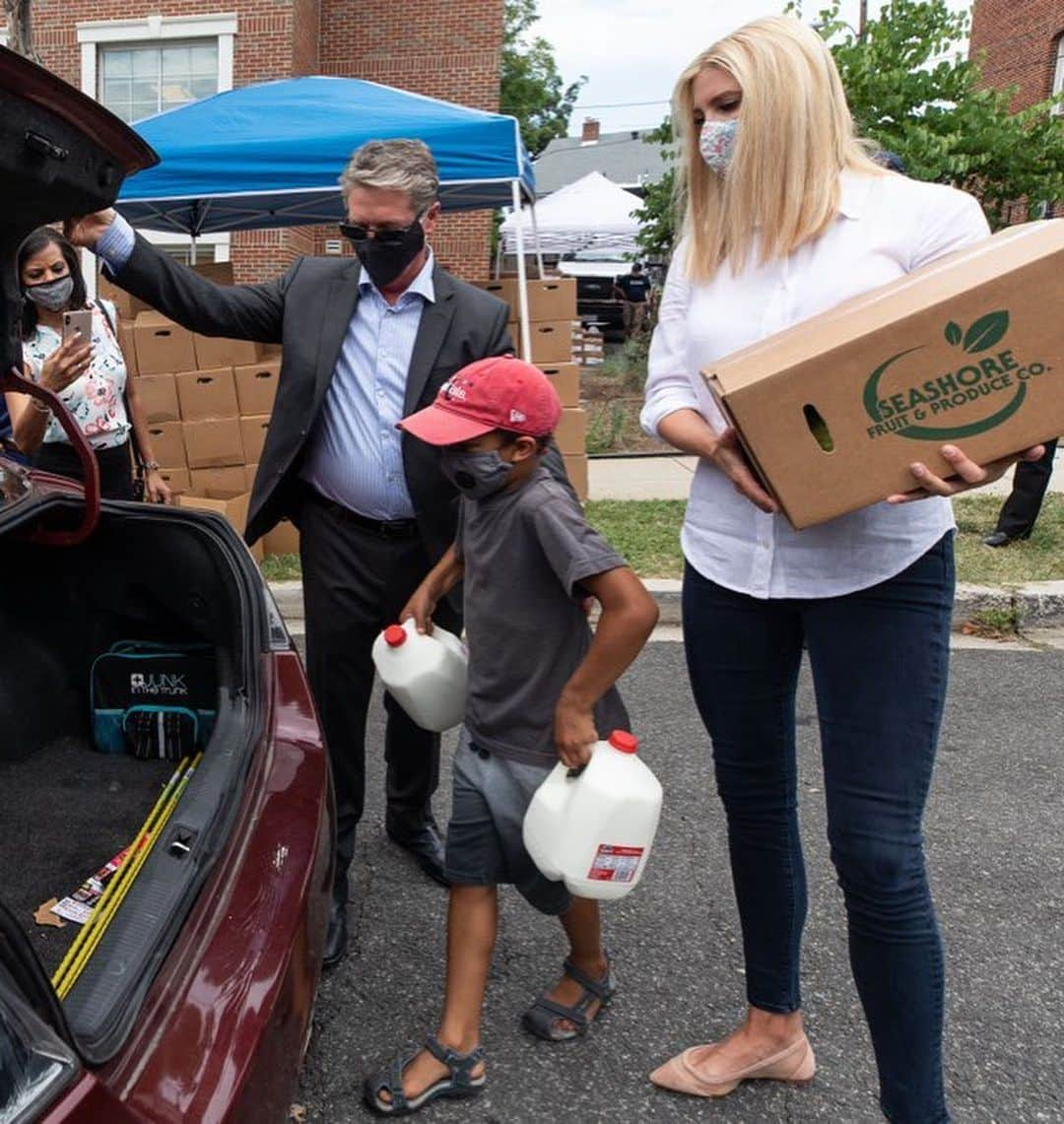 イヴァンカ・トランプさんのインスタグラム写真 - (イヴァンカ・トランプInstagram)「The Trump Administration’s Farmers to Families Food Box Program has fed over 3.3 billion meals to families in need, saved jobs and supported our nation’s small farmers.  I’m proud to announce that with an additional $1.5 billion we can continue to feed hungry families through this program during the pandemic.」1月6日 2時08分 - ivankatrump