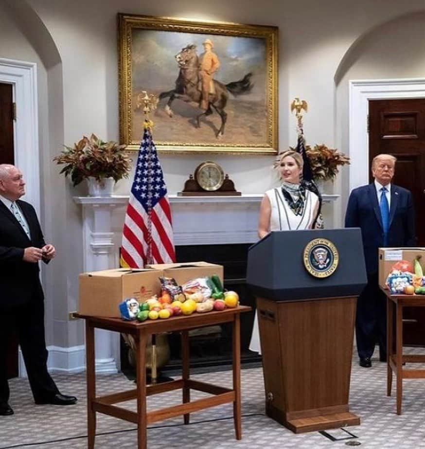 イヴァンカ・トランプさんのインスタグラム写真 - (イヴァンカ・トランプInstagram)「The Trump Administration’s Farmers to Families Food Box Program has fed over 3.3 billion meals to families in need, saved jobs and supported our nation’s small farmers.  I’m proud to announce that with an additional $1.5 billion we can continue to feed hungry families through this program during the pandemic.」1月6日 2時08分 - ivankatrump