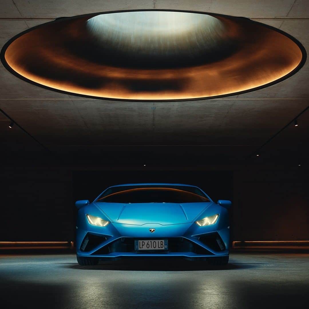 ランボルギーニのインスタグラム：「The exceptional catches your attention, the extraordinary enchants your soul.  Huracán EVO RWD is just as emotional as it is engaging. And when surrounded by brilliant architectural design, this Super Sports Car’s lines find their perfect stage. Shot by @danielhartz_photographer.    #Lamborghini #HuracanEVORWD #RewindToRWD」