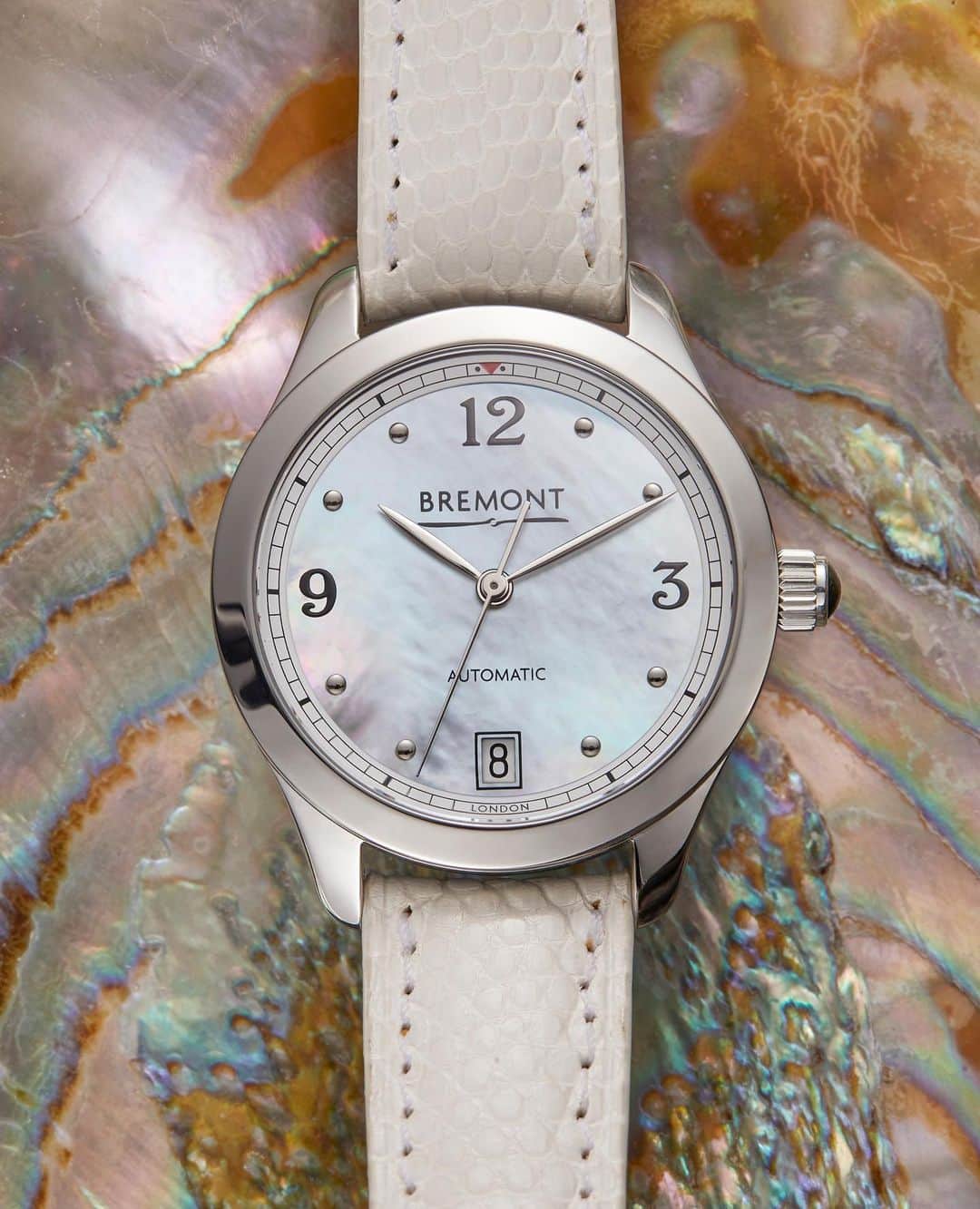 ブレモンさんのインスタグラム写真 - (ブレモンInstagram)「Mother-of-Pearl features on very few Bremont watches.⁠⠀ ⁠⠀ The convex sapphire crystal of the SOLO-34 AJ Mother-of-Pearl is treated with nine layers of anti-reflective coating applied to both sides of the glass for increased legibility. ⁠⠀ ⁠⠀ Tap to see the full specs of the Bremont SOLO-34.⁠⠀ ⁠⠀ #bremont #bremontwatches #pilot #pilotwatch #aviation #aviationfan #classic #luxurywatch #vintage #london #british #britishengineering #ladiesfashion⁠⠀」1月6日 2時03分 - bremontwatches