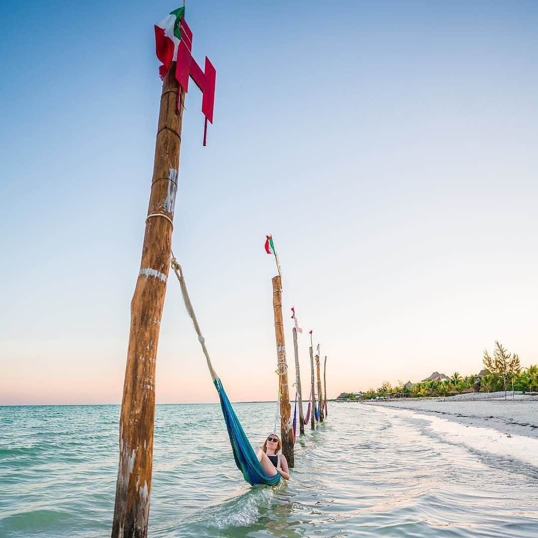 デルタ航空のインスタグラム：「Pick your dream spot to wait out the cold weather.  Photos: @catstaffell (CUN), @lala_mercier (HNL), @lovetravel.jd (MBJ), @theworldupcloser (PLS)」