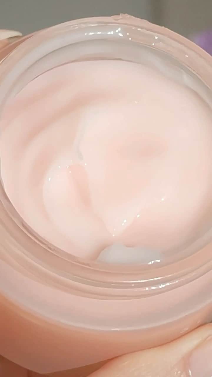 Marianna Hewittのインスタグラム：「@summerfridays Cloud Dew Oil-Free Gel Cream is available NOW ☁️✨  get it at SummerFridays.com & @sephora   🎵: @aliciacreti via tiktok  #onclouddew #texturetuesday」