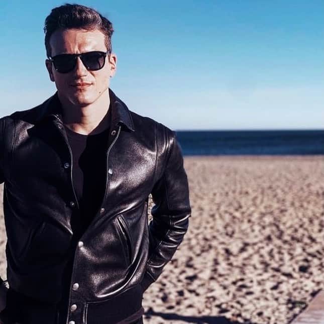 ジトロワのインスタグラム：「Qu’importe l’endroit. #jiraioutuiras  LA PLAYA #spain.  One moment with @p.e.p.e.munoz wearing our #jitrois leather jacket.」