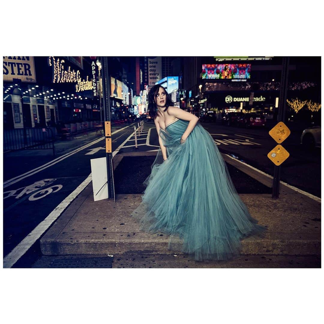 ランドール・スラヴィンさんのインスタグラム写真 - (ランドール・スラヴィンInstagram)「Rachel Brosnahan in empty Times Square for @storyandrain」1月6日 2時10分 - randallslavin