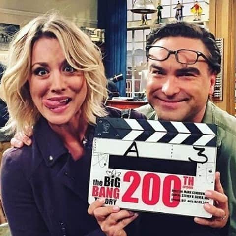 ビッグバン★セオリーのインスタグラム：「Throwback 🙌🏻  . . . @therealjimparsons @kaleycuoco @sanctionedjohnnygalecki @missmayim @themelissarauch #johnnygalecki #mayimbialik #kaleycuoco #melissarauch #simonhelberg #jimparsons #jerryoconnell #kunalnayyar #leonardhofstadter #amyfarrahfowler #pennyhofstadter #bernadettewolowitz #sheldoncooper #thebigbangtheory #bigbangtheory」