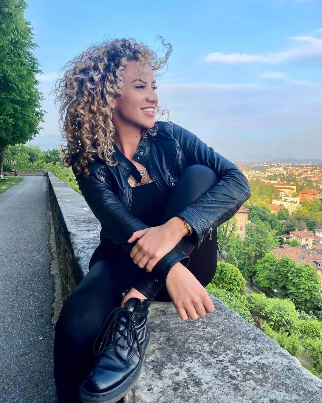 ソフィア・スフォルツァのインスタグラム：「Mi sono innamorata...della mia città, Ho girato il mondo per anni ed ora che sono stata costretta a fermarmi per un po’ ho riscoperto un posto meraviglioso... la mia Bergamo! È bellissimo viaggiare ma “tornare a casa” ... a CASA...lo è ancora di più... in tutti i sensi  Mi sento di dire una cosa  Oggi sono FINALMENTE a casa Bergamo, sei meravigliosa!  Pic: @almirahmecanovic  Hair: @myfairbergamo @cristian82moioli」