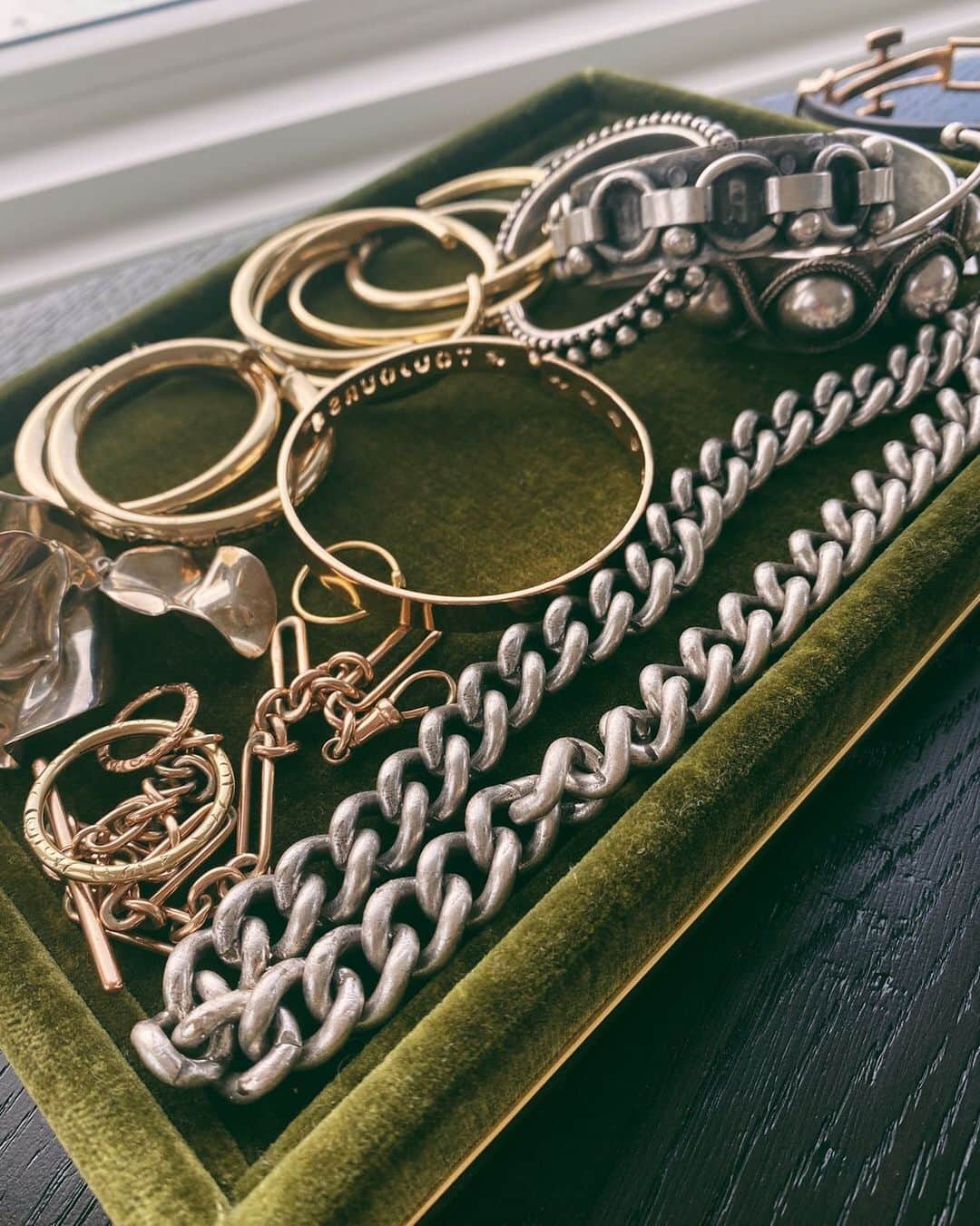 ダニジョーのインスタグラム：「Never fully dressed without an #armparty ⛓」