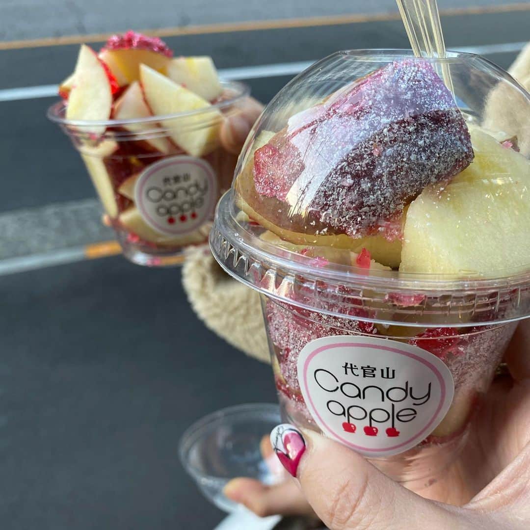 岡田祐佳のインスタグラム：「CandyApple  りんご飴のお店🍎  おいしかったよ。 またいきたいなぁー。   #りんご飴 #りんご飴専門店 #りんごあめ #いちご飴 #中華街のいちご 飴食べたい #林檎が凄く美味しい #食べ歩き #りんご」