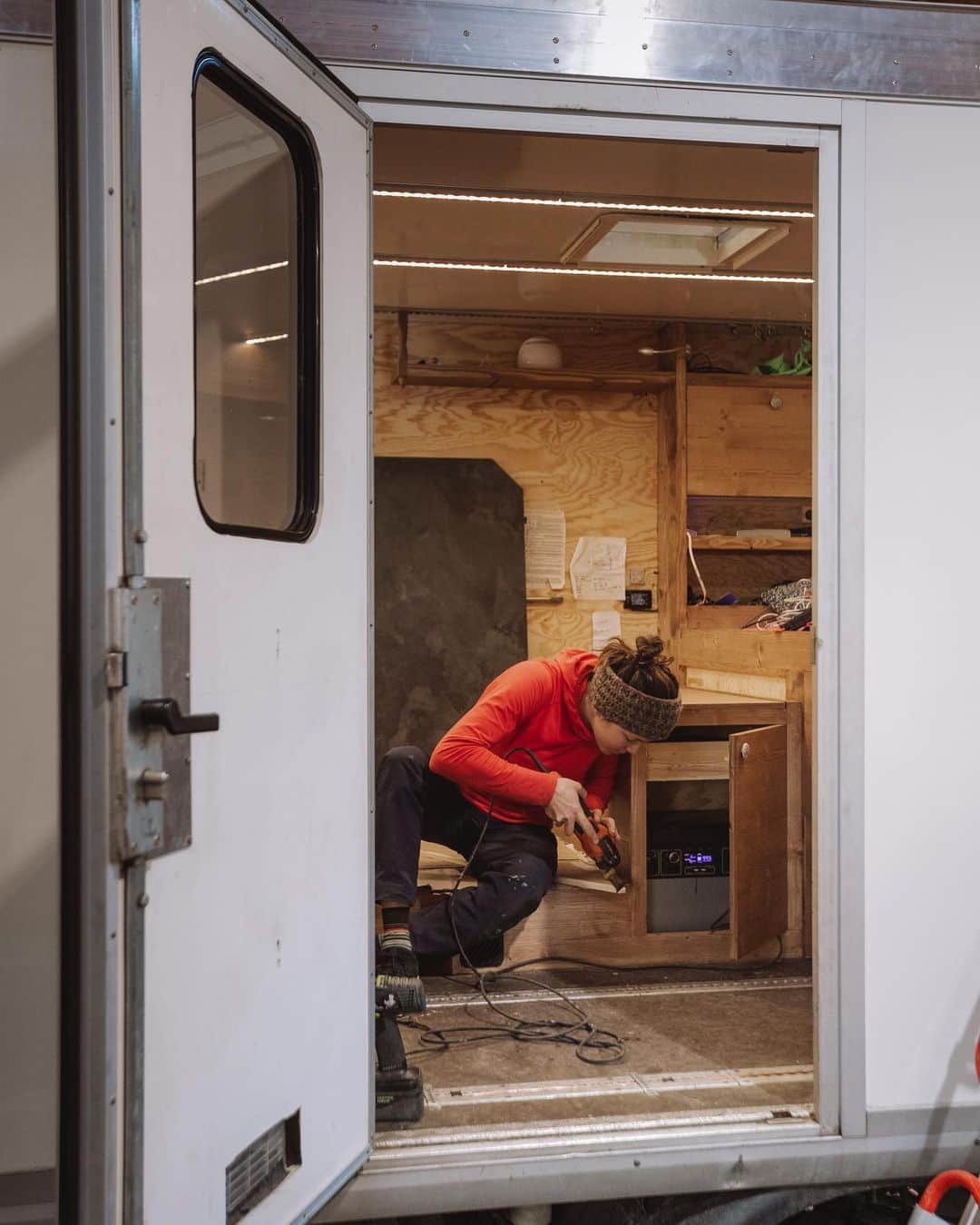 ニナ・カプレツのインスタグラム：「#andrea work in progress! Huge huge thanks to @boon_favre and @tombuet helping us for al the wood construction, logistic and tips, @goalzero and @iconoutdoor for providing us with power, @gebana.official , @beyerbeans and @alpenpionier for the fuel!!! 😉  Getting slowly ready for building the climbing wall on the outside and preparing for the big adventure. 🤟 📸 @jeremy_bernard_photography   @arcteryx @petzl_official @scarpaspa @arkose.climbing @cmc68.fr」
